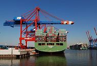 11_21367 der Containerfrachter CSCL PULSAN liegt am Predhlkai im Waltershofer Hafen, eines der vielen Hafenbecken im Hamburger Hafen. Die Ladung des Frachters wird am Container Terminal EUROGATE gelscht und neue Fracht an Bord geladen. Rechts im Hintergrund legt gerade ein Containerries vom Burchardkai ab - er wird von zwei Schleppern ins Fahrwasser der Elbe manvriert.   www.bildarchiv-hamburg.de