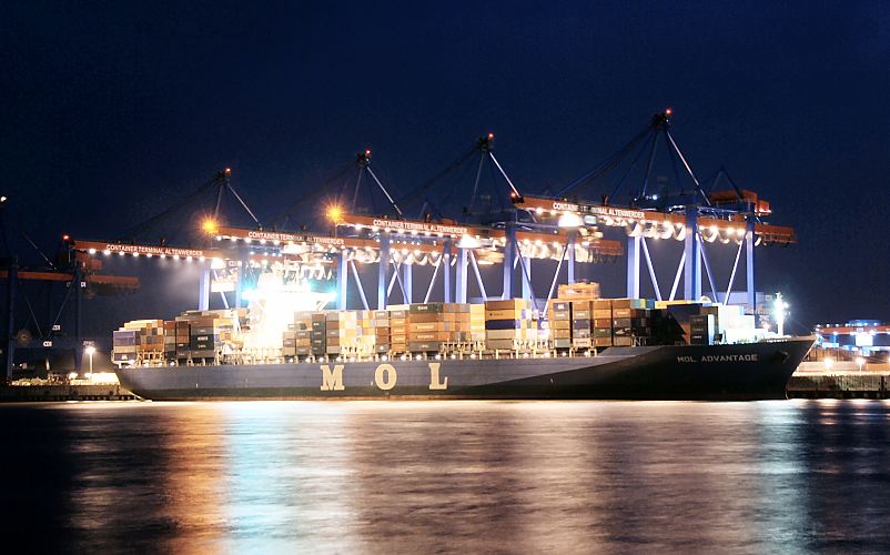 11_21369 Nachtaufnahme vom Container Terminal Altenwerder CTA; das fast 280m lange Containerschiff MOL ADVANTAGE liegt am Ballinkai eines der modernsten Containerterminal der Welt. Die ADVANTAGE kann 5220 Container laden, die mit hier mit vier der dort vierzehn vorhanden Super-Post-Panamax-Brücken an Bord des Frachters geladen werden. Die Containerbrücken im Containerterminal Altenwerder haben eine Hubhöhe von 38,5m und einen Ausleger von ca. 110m wovon 61m über Wasser sind und so 22 Containerreihen bedienen können. ©www.bildarchiv-hamburg.de