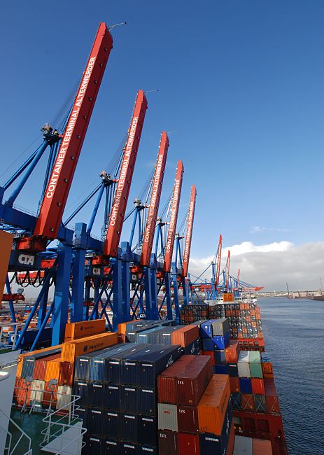 11_21374 Hamburgmotive  Fotografien von Hamburg _ fast alle Containerbrcken auf dem Container Terminal Altenwerder sind hoch geklappt; der Frachter ist mit den Metallboxen hoch beladen - im Hintergrund ist die Khlbrandbrcke zu erkennen  www.bildarchiv-hamburg.de 