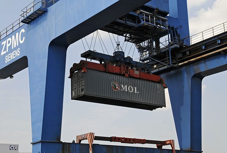 11_21375 ein 40 Fuss Container hngt an der Laufkatze der Containerbrcke im Terminal Altenwerder. Von der Laschplattform wird er mit der Portalkatze abgesenkt. Dann wird der Container an seinen Lagerplatz gebracht oder gleich per Gterzug, Binnenschiff oder Lastkraftwagen weiter ins Hamburger Hinterland transportiert.  www.bildarchiv-hamburg.de 