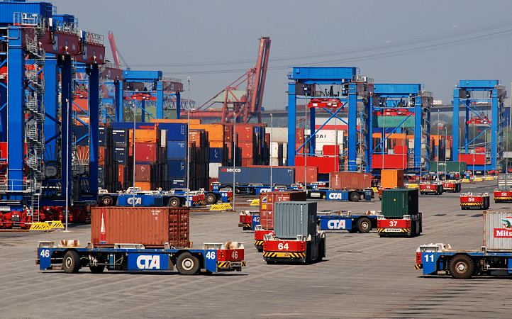 11_21377  die Container - Transport - Fahrzeuge bringen ihre Fracht von den Containerbrcken zu den Krnen, die die Verteilung der Container auf dem Gelnde des Container Terminals Altenwerder bernehmen. Die Automated Guided Vehicles (AGV) finden ihren Weg ber ca. 1000 in den Boden eingelassene Signalstellen und werden ber dieses Transpondernetzwerk gesteuert. Ca. 75 dieser Fahrzeuge arbeiten bei Vollbetrieb des Terminals zur gleichen Zeit - sie knnen ca. 48Std. ununterbrochen die Container an ihren Bestimmungsort bringen.   www.bildarchiv-hamburg.de 