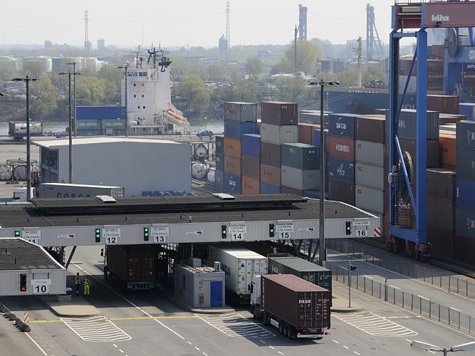 11_21382 Das Container Terminal Altenwerder ist ein Seezollhafen mit eigener Zollstation. Beim Verlassen des Terminals fahren die Lastkraftwagen mit ihrer Containerladung durch die Zollstation   www.bildarchiv-hamburg.de