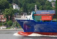 11_21393 Schiffsfotos aus Hamburg :: Der Container Feeder HELGALAND luft aus dem Hamburger Hafen aus. Container stehen auf dem Vorderdeck des Frachters - das Schiff scheint nicht voll beladen zu sein, da der Wulstbug und die markierte Wasserlinie gut zu erkennen sind. Im Hintergrund Huser vom Hamburger Stadtteil Blankenese.  www.bildarchiv-hamburg.de