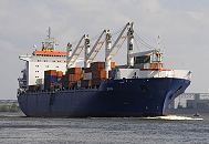 11_21394 Schiffsbilder vom Hamburger Hafen :: Der Frachter ZRIN auf der Elbe vor Hamburg Finkenwerder - das Frachtschiff hat schiffseigene Ladebume; dieses schiffseigene Schwergutbume ermglichen es, auch in Hfen, die ber keine Containerbrcken oder Krane verfgen, die Ladung zu lschen oder Fracht an Bord zu nehmen. Bis in die 1970er Jahre, als die Container zum Standard des Stckguttransport wurden, hatte jedes Frachtschiff eigenes Ladegeschirr an Bord.  www.bildarchiv-hamburg.de