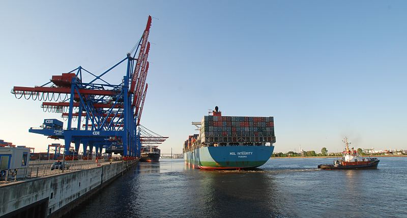 11_21396 Hafenfotograf in Hamburg :: Die Beladung des Containerfrachters MOL INTEGRITY ist am CT Altenwerder beendet; die Containerbrcken sind hoch geklappt. Schlepper ziehen das 279m lange und 40m breite Frachtschiff vom Ballinkai in die Fahrrinne. Das Contschiff hat einen Tiefgang von 14 m und kann 5220 Standard-Container TEU als Fracht an Bord nehmen.  www.bildarchiv-hamburg.de