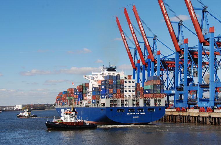 11_21398 Hamburger Schiffsfotos - Schiffsfotografie :: Zwei Bugsier - Schlepper ziehen die CMA CGM VOLTAIRE von ihrem Liegeplatz im Hamburger Hafen, Container Terminal Burchardkai in die Fahrrinne; die Voltaire ist 300m lang und 40m breit, kann 6.456 TEU Container laden und hat vollbeladen einen Tiefgang von 14,5 m.  www.bildarchiv-hamburg.de