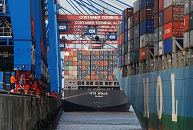 11_21399 Ein Containerfrachter legt am Ballinkai in Hamburg Altenwerder an. Langsam schiebt sich der Bug Richtung Kaimauer; zwei Hafenarbeiter warten darauf, die dicken Tampen des Schiffes um die Poller zu legen. Im Hintergrund ist das hoch beladene Heck der NYK APOLLO zu sehen; der Frachter hat eine Ladekapazitt von 6.492 Standard-Containern.  www.bildarchiv-hamburg.de