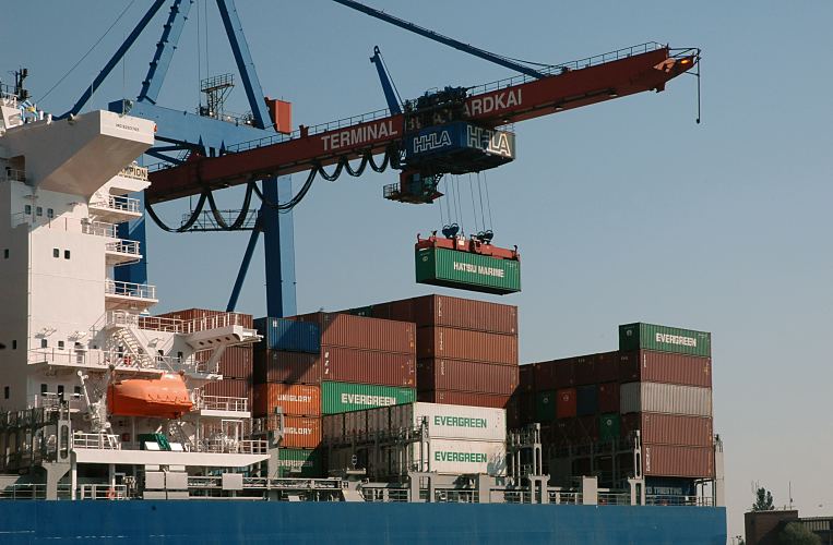 11_21402 Ein Containerfrachter wird am Terminal Burchardkai entladen - an der weit ber das Frachtschiff ragenden Containerbrcke bewegt sich die Portalkatze und bringt die Schiffsfracht wird an Land. Das Terminal am Waltershofer Hafen wird von der HHLA, Hamburger Hafen und Logistik AG betrieben. www.bildarchiv-hamburg.de