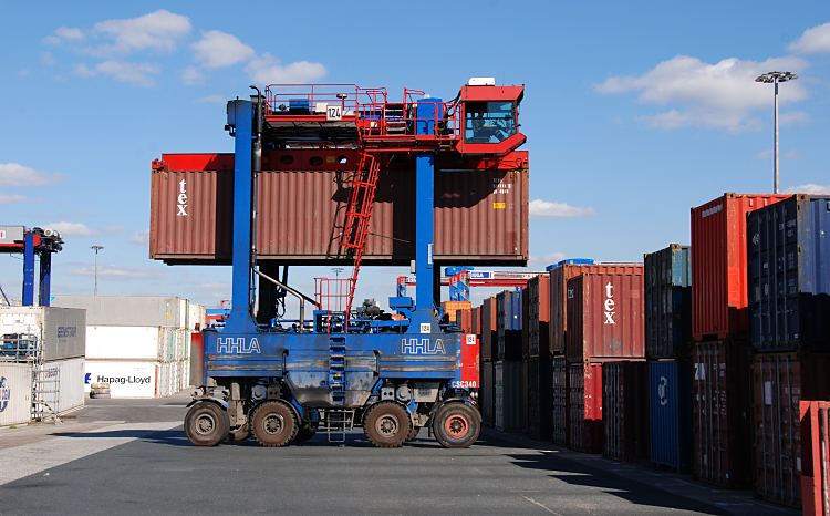 11_21412 Ein Portalstapelwagen transportiert einen 40 Fuss Container in das Containerlager am Burchardkai - hoch oben in der glsernen Kanzel sitzt der Fahrer des Portalhubwagen. www.bildarchiv-hamburg.de