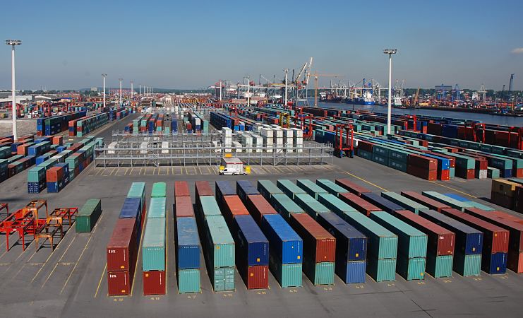 11_21436 Fotografie vom Hamburger Hafen - Containerlager Container Terminals EUROGATE - Hamburgbilder :: Die Container werden in Reihen auf dem Gelnde des Container Terminals EUROGATE gelagert, Der gleichmssige Abstand macht es den Portalhubwagen mglich, den entsprechenden Container von seinem Lagerplatz zu holen. Rechts der Predhlkai und der Waltershofer Hafen - auf der gegenber liegenden Seite des Hafenbeckens der Burchardkai.  www.bildarchiv-hamburg.de