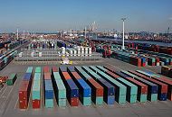 11_21436 Die Container werden in Reihen auf dem Gelnde des Container Terminals EUROGATE gelagert, Der gleichmssige Abstand macht es den Portalhubwagen mglich, den entsprechenden Container von seinem Lagerplatz zu holen. Rechts der Predhlkai und der Waltershofer Hafen - auf der gegenber liegenden Seite des Hafenbeckens der Burchardkai.  www.bildarchiv-hamburg.de