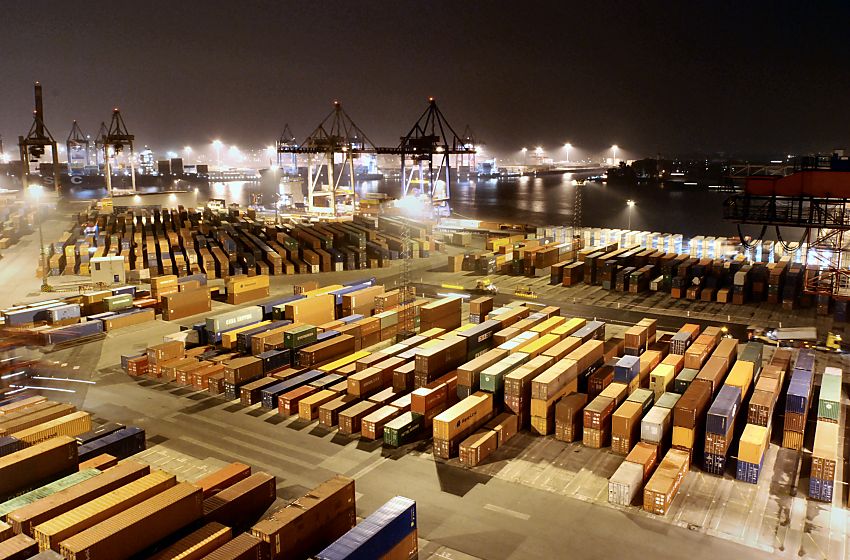 11_21438 Nachtaufnahme im Hamburger Hafen - Container Terminal Burchardkai bei Nacht:: Nachtfotografie - Bilder Nachts Im Hamburger Hafen wird 24 Stunden gearbeitet: Strahler beleuchten nachts die Lagerflche auf dem HHLA Containerlager Burchardkkai. Im Hintergrund Containerbrcken und Lampen auf dem Hafengelnde von Waltershof. www.bildarchiv-hamburg.de