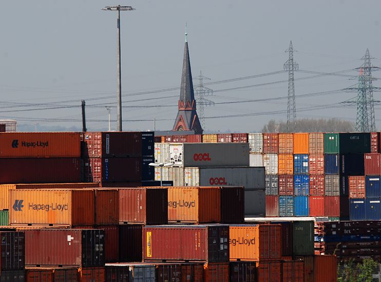 11_21445 Fotografie vom Container Terminal Altenwerder - Kirchturm der St. Gertrudkirche - Hinter den hoch gestapelten Container auf dem Containerlager des Terminals Altenwerder ist der Kirchturm des ehemaligen Fischerdorfes Altenwerder zu erkennen. Die St. Gertrudkirche steht unter Denkmalschutz und ist das einzige Bauwerk, das nach Zerstrung des Dorfes Altenwerder brig geblieben ist. Ab 1982 wurde mit dem Abriss der Gebude begonnen und mit der Planung und dem Bau des Container Terminals Altenwerder begonnen.   www.bildarchiv-hamburg.de