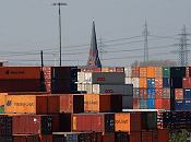 11_21445 Hinter den hoch gestapelten Container auf dem Containerlager des Terminals Altenwerder ist der Kirchturm des ehemaligen Fischerdorfes Altenwerder zu erkennen. Die St. Gertrudkirche steht unter Denkmalschutz und ist das einzige Bauwerk, das nach Zerstrung des Dorfes Altenwerder brig geblieben ist. Ab 1982 wurde mit dem Abriss der Gebude begonnen und mit der Planung und dem Bau des Container Terminals Altenwerder begonnen.   www.bildarchiv-hamburg.de