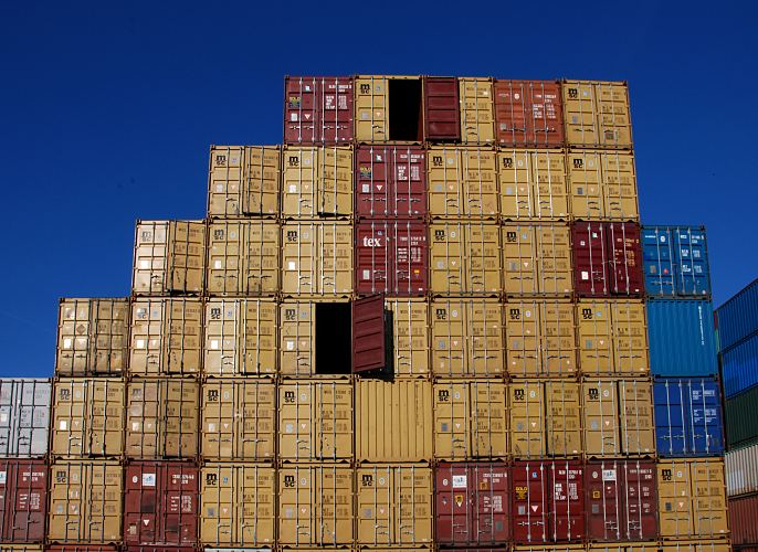 11_21447 Motive vom Seehafen Hamburg - Leercontainer gestapelt - Leercontainer im Hamburger Hafen - sieben Reihen hoch sind die Metallboxen gestapelt. Im Hamburger Hafen werden ca. 135 Mio. t an Gtern umgeschlagen - die ca. 10 Mio. TEU / Standardcontainern haben daran einen Anteil von ca. 90 Mio. t und der Massengut / Schttgut - Umschlag mit ca. 42 Mio. t.   www.bildarchiv-hamburg.de