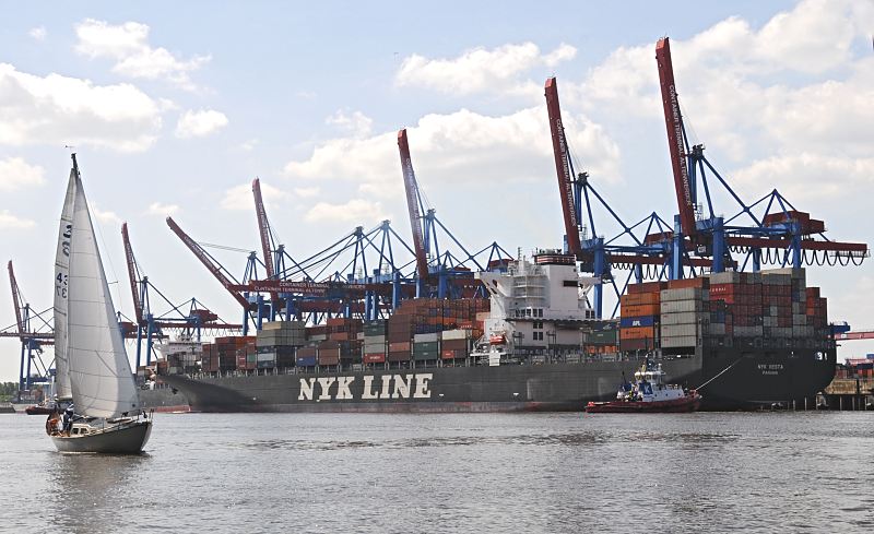 Fotos von Schiffen im Hamburger Hafen : Containerfrachter NYK VESTA, Terminal Altenwerder  11_21417 Der Containerfrachter NYK VESTA liegt am HHLA Container Terminal Altenwerder - der Frachter ist fertig beladen und bereit zum Ablegen. Die Containerbrcken sind hochgefahren, Schlepper bereiten sich darauf vor, das riesige Containerschiff vom Kai zu ziehen. Ein Segelschiff segelt auf dem Khlbrand, es fhrt Richtung Elbe.  www.hamburg-fotos.org