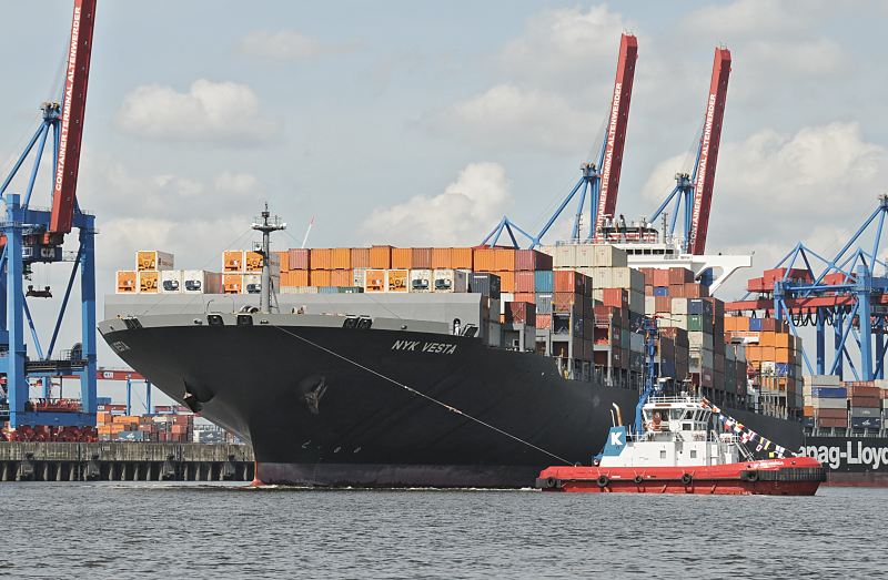 Hamburgfotos aus dem Hafen: Schlepper und Containerschiff NYK VESTA, Terminal Altenwerder  033_8009_0509 Ein Schlepper zieht den Schiffsbug des Containerfrachters NYK VESTA von der Kaianlage des HHLA Container Terminals Altenwerder. Das Frachtschiff wird auf dem Khlbrand gewendet, damit es Bug voraus Richtung Elbe fahren kann. www.hamburg-fotos.org