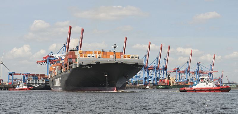 Schiffsfotos aus dem Hamburger Hafen: Containerfrachter NYK VESTA, Terminal Altenwerder  033_8016_0509 Mit Hilfe zweier Hafenschlepper wird die Nyk Vesta vor dem Container Terminal Altenwerder gewendet und in das Fahrwasser gebracht. Eines der mehrere tausend PS starken Arbeitsschiffe zieht den Frachter am Bug, ein zweiter Schlepper bringt den Frachter am Heck in die richtige Position.  www.hamburg-fotos.org