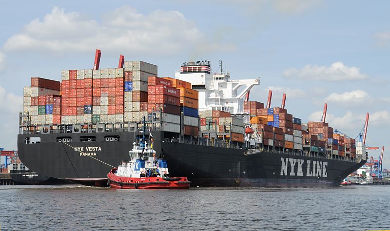 Schiffsbilder  Hafen Hamburg,  Containerschiff NYK VESTA + Hafenschlepper Altenwerder  033_8026_0509 Das Containerschiff NYK Vesta hat eine Breite von 45,60m und eine Lnge von 338m. Mit 8600 TEU voll beladen hat das Frachtschiff einen Tiefgang von 14,50m und kann mit einer Maschinenleistung von ca. 87000 PS 24,5 kt fahren. www.hamburg-fotos.org