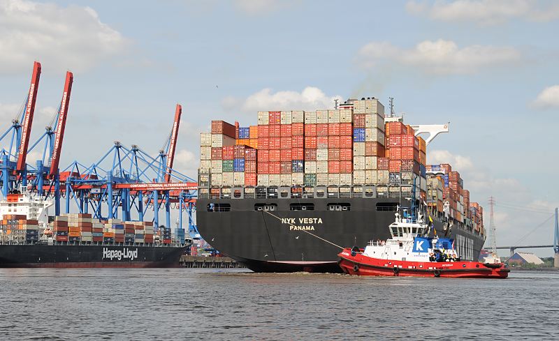 Schiffsfotografie im  Hafen Hamburg,  Containerfrachter NYK VESTA + Hafenschlepper  033_8027_0509 Das Containerschiff NYK Vesta hat mit Hilfe der Schlepper vom Ballinkai abgelegt und wurde in die Fahrrinne des Khlbrands gezogen. Am Kai liegt ein weiterer Frachter, die Los Angeles Express. Im Hintergrund spannt sich die Khlbrandbrcke ber das Wasser.  www.hamburg-fotos.org