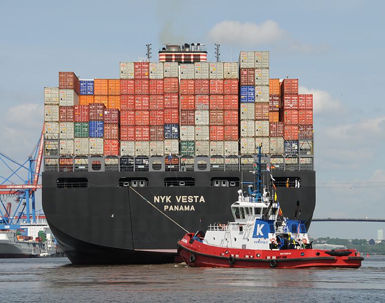 Schiffsbilder  Hafen Hamburg,  Containerschiff NYK VESTA + Hafenschlepper Altenwerder  033_8029_0509 Heck des 45,60m breiten Containerschiff NYK Vesta; unter dem Namen steht der Heimathafen Panama. Ein Hafenschlepper untersttzt das grosse Frachtschiff bei seinem Ablegemanver im Hamburger Hafen - HHLA Container Terminal Altenwerder. www.hamburg-fotos.org