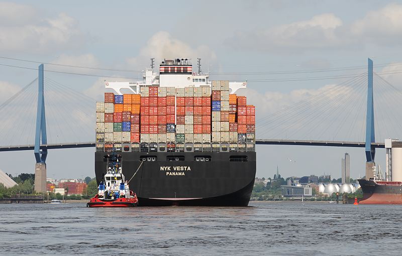 Schiffsfotos von Frachtschiffen im Hamburger Hafen - Containerfrachter, Khlbrandbrcke  033_8044_0509 HDas Containerschiff NYK VESTA hat die Kaianlagen vom Terminal Altenwerder verlassen und fhrt mit Hilfe der Schlepper Richtung Elbe. Dabei muss der Frachter unter der Khlbrandbrcke hindurch fahren - die insgesamt 3168m lange Brcke hat bei mittlerem Tidehochwasser eine Hhe von 53 m.  www.hamburg-fotos.org