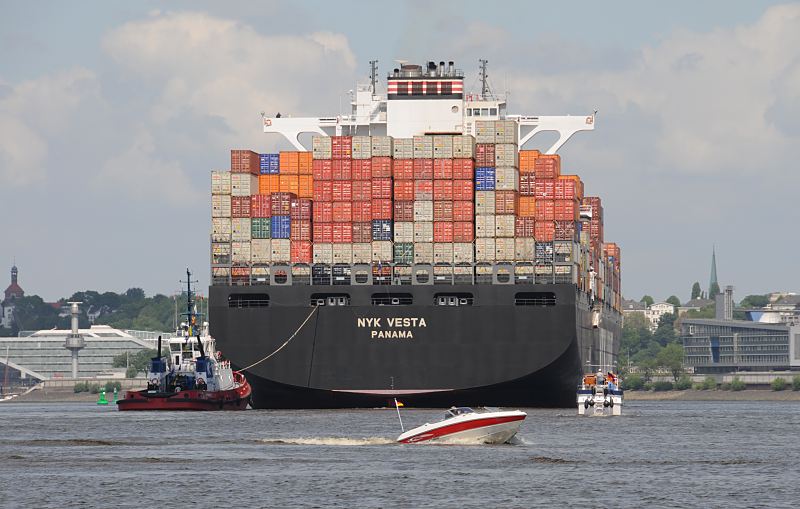 Schiffsfotografie Hamburger Hafen - Containerschiff NYK VESTA auf dem Khlbrand, Sportboote  033_8073_0509 Das Containerschiff NYK VESTA fhrt Richtung Norder-Elbe, noch wird die Fahrt des Frachters auf dem Khlbrand / Sderelbe durch Hafenschlepper untersttzt. Ein Sportboot kreuzt die Wasserstrasse, ein anderes Motorboot fhrt am Heck des riesigen Frachtschiffs. Lks. am anderen Elbufer das moderne Brogebude Dockland der Architekten Bothe, Richter, Teherani, darber der Turm der Christianskirche in Altona - rechts der Kirchturm der Altonaer St. Petrikirche. www.hamburg-fotos.org