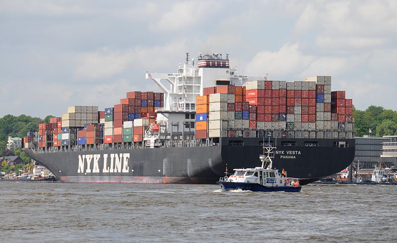 Hamburg-Fotograf - Bilder vom Hamburger Hafen - Containerfrachter vor Neumhlen033_8094_0509 Das Containerschiff NYK VESTA luft vom Khlbrand in die Elbe ein - das Frachtschiff verlsst den Hamburger Hafen Richtung Nordsee. Ein Polizeiboot der Hamburger Wasserschutzpolizei fhrt auf seiner Patroulienfahrt in den Khlbrand ein. www.hamburg-fotos.org