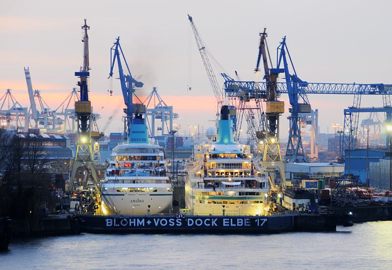 Hamburger Hafenmotive - Fotos von den Kreuzfahrtschiffen AMADEA + ALBATROS im Dock. 02_4507-9 Blick von den St. Pauli Landungsbrcken ber die Norderelbe zu den Werftanlagen der Schiffswerft Blohm + Voss. Im Trockendock Elbe 17 liegen zur Wartung die Kreuzfahrtschiffe AMADEA und ALBATROS nebeneinander. www.hamburg-fotos.org