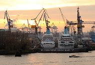 03_4357 Sonnenuntergang im Hamburger Hafen - die Sonne geht hinter den Krnen der Werft Blohm + Voss unter - zwei Kreuzfahrtschiffe liegen im Trockendock Elbe 17 fr Wartungsarbeiten nebeneinander. Eine Barkasse fhrt Richtung Reiherstieg - das Schiff hat in der Dmmerung seine Positionslaternen gesetzt. 