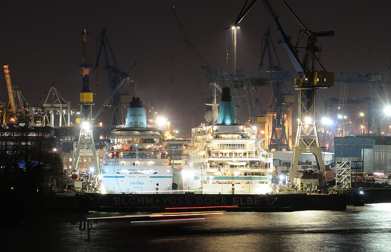 Nachtaufnahmen aus dem Hamburger Hafen - Kreuzfahrtschiffe im Dock 17 von Blohm + Voss.  04_44357 Der Hamburger Hafen in der Nacht - die Kreuzfahrtschiffe AMADEA  und ALBATROS liegen zusammen im Dock Elbe 17 und sind hell beleuchtet. Auch Nachts gehen die Arbeiten an den Luxuslinern weiter. Die MS AMADEA wurde 1993 in Dienst gestellt und kann neben der 280 Mann/Frau Besatzung ca. 600 Passagiere in 309 Kabinen aufnehmen. Die MS ALBATROS wurde 1973 gebaut und kann ca. 830 Passagiere an Bord nehmen. www.fotograf-hamburg.de