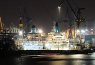 04_4564 Der Hamburger Hafen in der Nacht - die Kreuzfahrtschiffe AMADEA  und ALBATROS liegen zusammen im Dock Elbe 17 und sind hell beleuchtet. Auch Nachts gehen die Arbeiten an den Luxuslinern weiter. Die MS AMADEA wurde 1993 in Dienst gestellt und kann neben der 280 Mann/Frau Besatzung ca. 600 Passagiere in 309 Kabinen aufnehmen. Die MS ALBATROS wurde 1973 gebaut und kann ca. 830 Passagiere an Bord nehmen. 