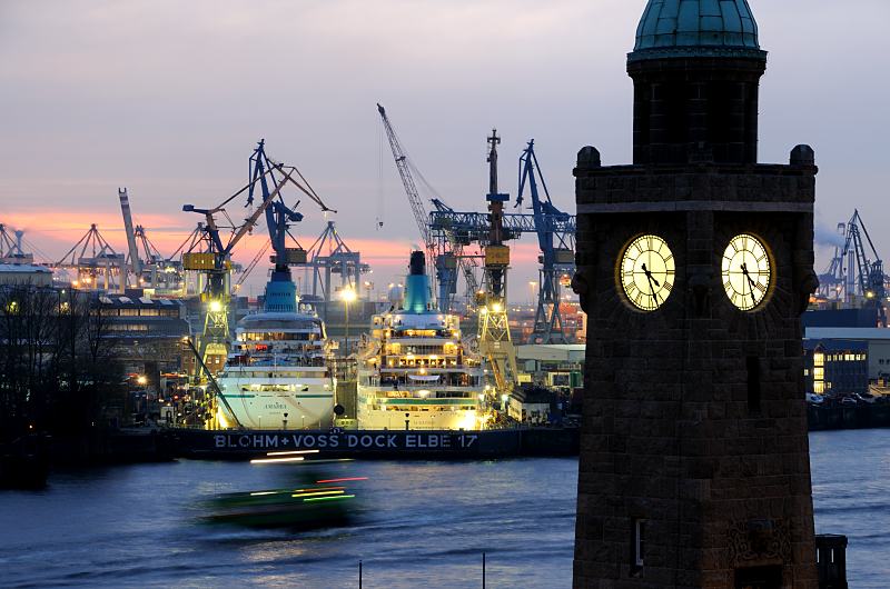 ptnachmittag an den Landungsbrcken - Abendhimmel ber dem Hafen Hamburgs.  05_4525 Abenddmmerung ber dem Hafen der Hansestadt Hamburg - die eingedockten Passagierschiffe sind beleuchtet - es wird die ganze Nacht an ihnen gearbeitet. Eine beleuchtete Hafenfhre kommt von Finkenwerder und steuert die Landungsbrcken an. Im Vordergrund die beleuchteten Uhren des Uhren- und Pegelturm an den St. Pauli Landungsbrcken. www.fotograf-hamburg.de