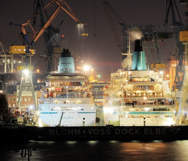 Hamburg-Fotos von der Nachtarbeit im Hafen - Werft Blohm + Voss. 05_4555-9 Die Kreuzfahrtschiffe im Dock Elbe 17 der Werft Blohm + Voss sind hell angestrahlt - die Werftarbeiter arbeiten die ganze Nacht an den Passagierschiffen, damit sie termingerecht fertig werden. www.fotograf-hamburg.de