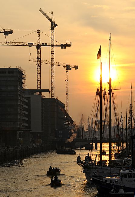 11_26039 Hoch stehen die Baukrne an der Bausstelle der Elbphilharmonie beim ehemaligen Kaispeicher A. Zwischen den Masten der Schiffe im Hamburger Traditionsschiffhafen scheint die Abendsonne. Barkassen fahren im Sandtorhafen Richtung Elbe.  www.fotograf-hamburg.de Abendsonne im Hamburger Hafen -  Sandtorhafen - Traditionsschiffhafen. 