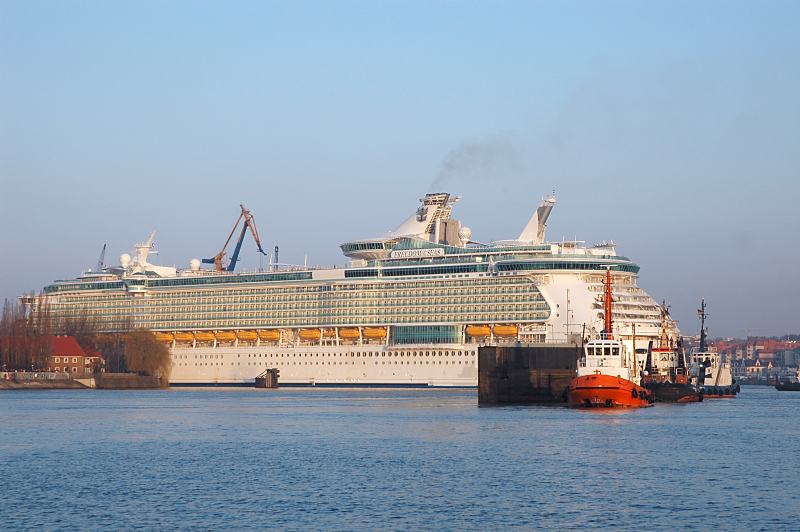 Hamburger Fotografien - Eindocken des Passagierschiffs Freedom of the Seas bei Bohm + Voss. 15_6743 Am frhen Morgen wird das 338m lange und 56m breite Kreuzfahrtschiff FREEDOM OF THE SEAS im Trockendock Elbe 17 der Hamburger Werft Bohm + Voss eingedockt. Drei Schlepper halten die Verschlusswand des Docks bereit. www.fotograf-hamburg.de