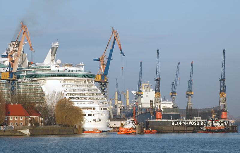 Hamburg - Motive aus dem Hafen; Kreuzfahrtschiff Freedom of the Seas im Trockendock. 16_6806 Das 338m lange und 56m breite Passagierschif FREEDOM OF THE SEAS hat im Dock Elbe 17 eingedockt. Die Schlepper bereiten den Verlu des Trockendocks vor und schieben die Stahlwand Richtung Einfahrtsffnung.  www.fotograf-hamburg.de