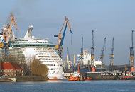 16_6806 Das 338m lange und 56m breite Passagierschif FREEDOM OF THE SEAS hat im Dock Elbe 17 eingedockt. Die Schlepper bereiten den Verlu des Trockendocks vor und schieben die Stahlwand Richtung Einfahrtsffnung.