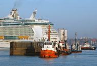 17_6746 Drei Schlepper liegen auf der Elbe und halten das Stahltor des Trockendock Elbe 17 der Hamburger Schiffswerft Blohm + Voss bereit. Das Heck des 338m lange und 56m breiten Passagierschiffs FREEDOM OF THE SEAS ragt noch auf die Elbe.  