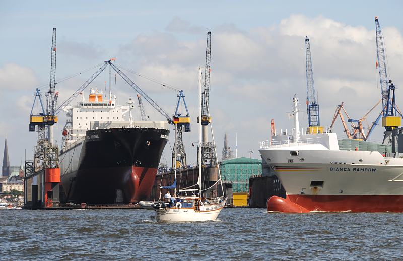 otos vom Hamburger Hafen + der Elbe - Frachtschiff im Schwimmdock, Segelboot. Fotoposter von Hamburg als GEschenk zum Jahrestag - Jubilum - Firmenabschied.  21_6610 Der 2005 gebaute Frachter MOL CULLINAN liegt im Dock 11 der Werft Blohm + Voss und erhlt einen neuen Anstrich - von Steuerbord kommt der Container Feeder BIANCA RAMBOW und fhrt in die Elbe ein. Das 134 m lange Frachtschiff wurde 2004 auf der Sietas Werft gebaut. Ein Segelschiff unter Motor kreuzt die Route des Feeders.