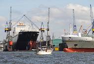 21_6610 Der 2005 gebaute Frachter MOL CULLINAN liegt im Dock 11 der Werft Blohm + Voss und erhlt einen neuen Anstrich - von Steuerbord kommt der Container Feeder BIANCA RAMBOW und fhrt in die Elbe ein. Das 134 m lange Frachtschiff wurde 2004 auf der Sietas Werft gebaut. Ein Segelschiff unter Motor kreuzt die Route des Feeders.