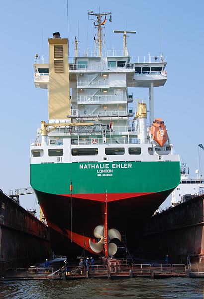 Fotos von der Arbeit im Hamburger Hafen. Fotoposter von Hamburg als GEschenk zum Jahrestag - Jubilum - Firmenabschied. 22_x9834 Der 2002 gebaute Containerfeeder NATHALIE EHLER im Schwimmdock der Norderwerft am Reiherstieg. www.hamburg-bilder.org