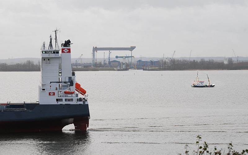 Hamburg-Fotos vom Hafen + der Elbe - Frachter vor Blankenese; Estesperrwerk. Fotoleinwand + Poster von Hamburgbildern als Geschenk zum Jahrestag - Jubilum - Firmenabschied. 31_8300 DBlick von Hamburg-Blankenese ber die Elbe; ein Frachtschiff fhrt Richtung Hamburger Hafen. Auf der anderen Elbseite die Mndung der Este, der Wasserweg nach Buxtehude. Eine Klappbrcke fr ber das Este Sperrwerk - dahinter das Gelnde der Sietas-Werft in Hamburg Neuenfelde. www.hamburg-bilder.org