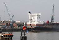 34_4960 Ein Schiffsneubau liegt am Ausrüstungskai der Sietas - Werft. 2009 wurde in der 1635 gegründeten Hamburger Traditionswerft der Neubau von Containerschiffen eingestellt und der Arbeitsschwerpunkt u.a. auf Schwergutschiffe und Fähren gelegt. 
