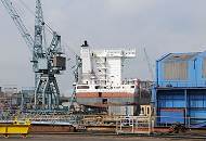 35_5131 Blick über das Werftgelände der Sietas-Werft. Ein Schiffsneubau liegt im Dock - große Arbeitskräne können auf Schienen über das Areal bewegt werden.