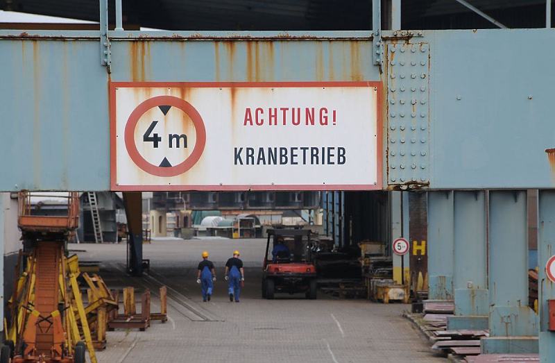 Hamburgbilder von Hamburgs Hafen und Schiffswerften - Schild Achtung Kranbetrieb. Hamburg-Poster von Hamburgmotiven als Geschenk zum Geburtstag - Jubilum - Firmenabschied. 47_5228 Blick auf das Werftgelnde der Sietas Werft - ein Schild weist auf den Kranbetrieb der Werft hin und dass die lichte Durchfahrtshhe 4m betrgt. www.fotos-hamburg.de