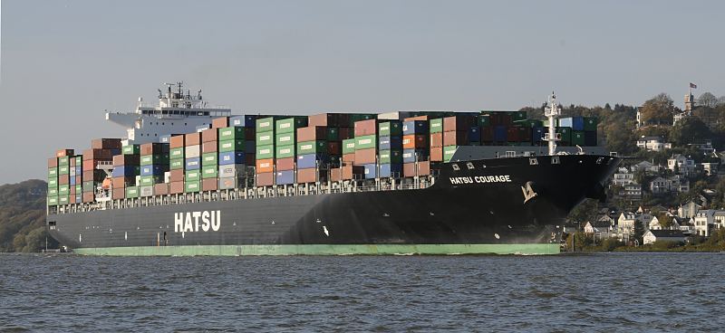 11_21418 Bilder von Schiffen auf der Elbe vor Hamburg : Containerfrachter Hatsu Courage / Blankenese  Der Containerfrachter HATSU COURAGE mit Containern hoch beladen auf der Elbe vor Hamburg Blankenese - rechts der Sllberg mit der Hamburgflagge auf dem Turm. Das Containerschiff Hatsu Courage ist 334,00 m lang und 42,80m breit, es fhrt 25 Knoten / kn. Der Frachter lief 2005 vom Stapel und hat bei einem Tiefgang von 14,50 m eine gross tonnage von 90449 und eine nett tonnage von 55452 und kann 8073 Standartcontainern / TEU Ladung an Bord nehmen.  www.bildarchiv-hamburg.de