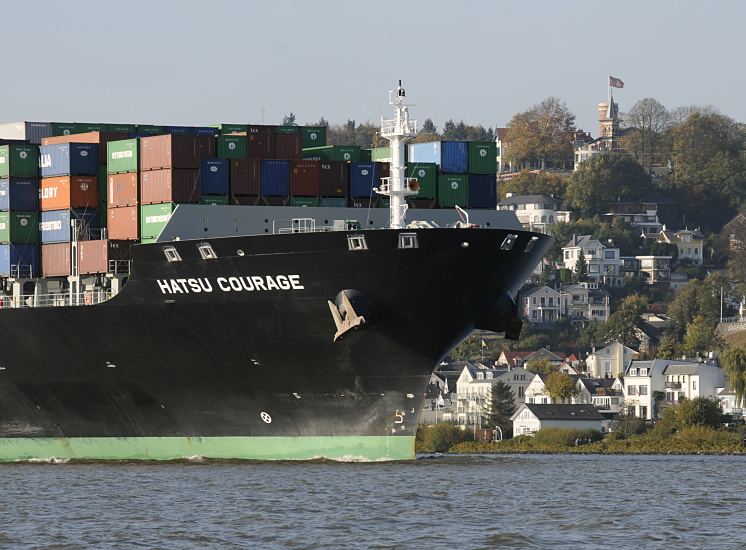 11_21419 Hamburgmotive von Frachtschiff auf der Elbe vor Hamburg : Bug + Anker Containerfrachter :: Der Bug mit Anker des Containerfrachters HATSU COURAGE auf der Elbe vor Hamburg Blankenese - rechts der Sllberg mit der Hamburgflagge auf dem Turm und Huser des ehemaligen Fischerdorfes. Das Containerschiff Hatsu Courage ist 334,00 m lang und 42,80m breit, es fhrt 25 Knoten / kn. Der Frachter lief 2005 vom Stapel und hat bei einem Tiefgang von 14,50 m eine gross tonnage von 90449 und eine nett tonnage von 55452 und kann 8073 Standartcontainern / TEU Ladung an Bord nehmen.  www.bildarchiv-hamburg.de