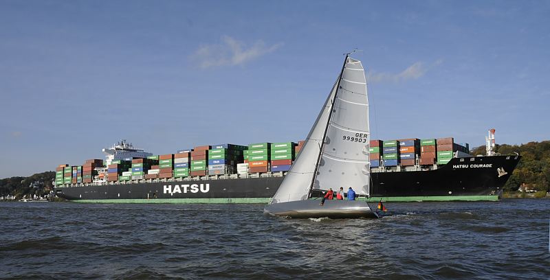 11_21420 Hamburgfotografie von Schiffen auf der Elbe vor Hamburg : Containerriese HATSU COURAGE :  Der Containerriese HATSU COURAGE hat Hamburg - Blankeneseauf passiert und fhrt auf der Elbe Richtung Hamburger Hafen. Eine Segelyacht fhrt im Vordergrund hart am Wind. Das Containerschiff Hatsu Courage ist 334,00 m lang und 42,80m breit, es fhrt 25 Knoten / kn. Der Frachter lief 2005 vom Stapel und hat bei einem Tiefgang von 14,50 m eine gross tonnage von 90449 und eine nett tonnage von 55452 und kann 8073 Standartcontainern / TEU Ladung an Bord nehmen. 