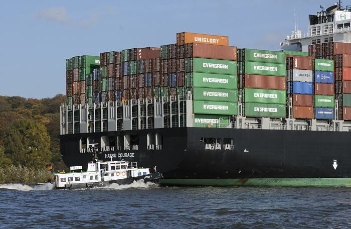 11_21421 Bilder von Schiffen auf der Hamburger Elbe : Lotsenboot LOSE 1 u. Schiffsheck _ Das Lotsenboot LOTSE 1 passiert das Heck des Containerfrachters HATSU COURAGE um den Lotsen an Bord des Schiffes zu bringen. Das Containerschiff Hatsu Courage ist 334,00 m lang und 42,80m breit, es fhrt 25 Knoten / kn. Der Frachter lief 2005 vom Stapel und hat bei einem Tiefgang von 14,50 m eine gross tonnage von 90449 und eine nett tonnage von 55452 und kann 8073 Standartcontainern / TEU Ladung an Bord nehmen.  www.bildarchiv-hamburg.de